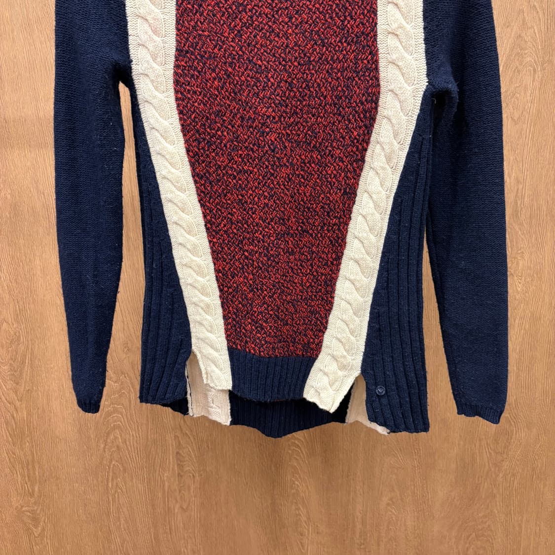 아르마니 진스 긴팔 니트 컬러 배색 케이블 언밸런스 커팅 디테일 네이비 상품이미지5