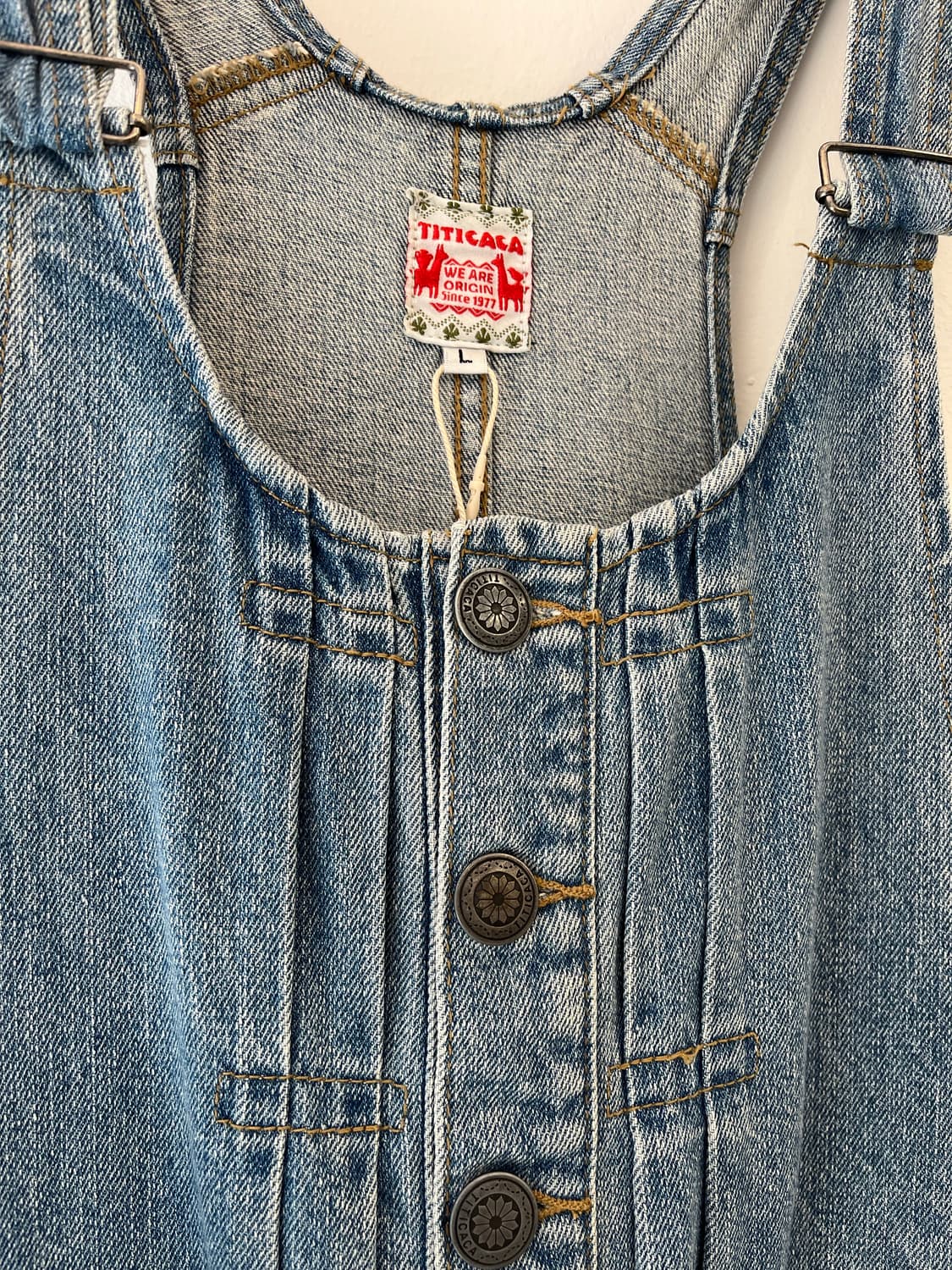 티티카카(TITICACA) 에스닉 자수 핀턱 데님 오버롤 - 빈티지 무드 상품이미지3