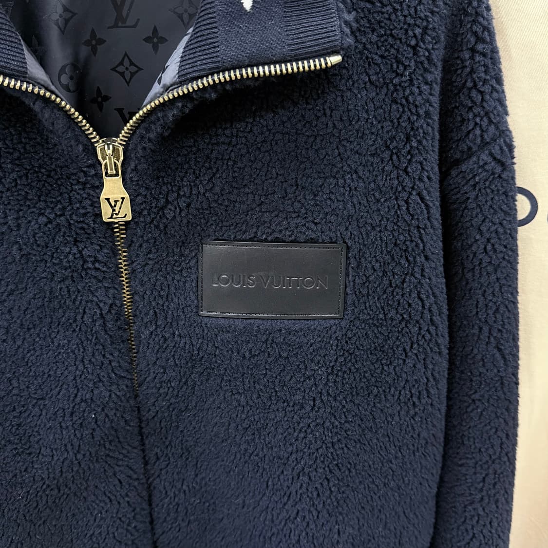 [S+급/L] 25FW 루이비통 레더패치 플리스 블루종 자켓 상품이미지2