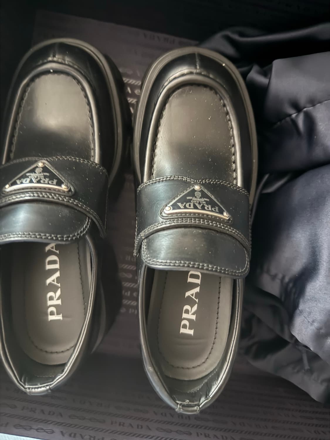프라다 초콜릿 브러시드 가죽 로퍼 블랙 상품이미지1