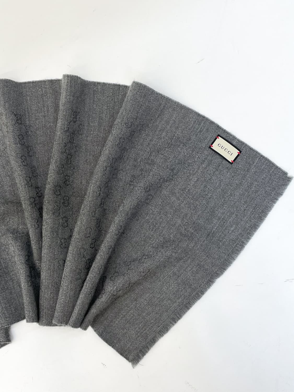구찌 GG 모노그램 캐시미어 차콜 스카프 상품이미지1