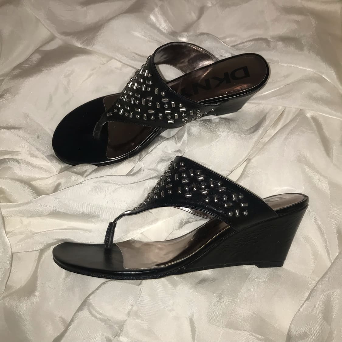 DKNY 도나카란 레더 스터드 웨지힐 상품이미지1