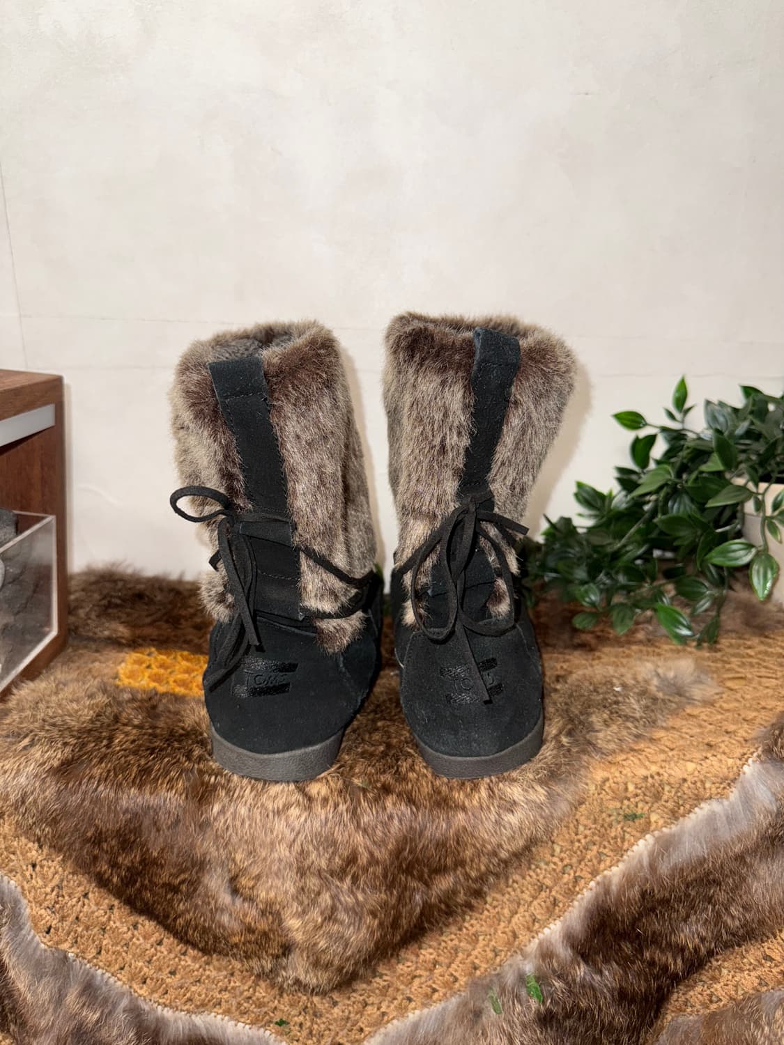 TOMS black fur strap boots 상품이미지3