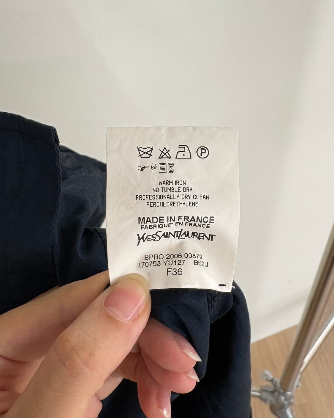 입생로랑 리브 고쉬 네이비 프릴넥 버튼 슬리브리스 상품이미지9