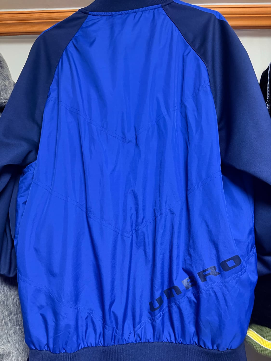 엄브로 올드스쿨 바람막이 상품이미지2