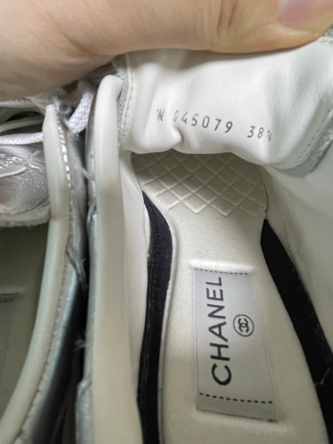 [38.5] 샤넬 CC 로고 포스 라미네이트 실버 스니커즈 상품이미지8