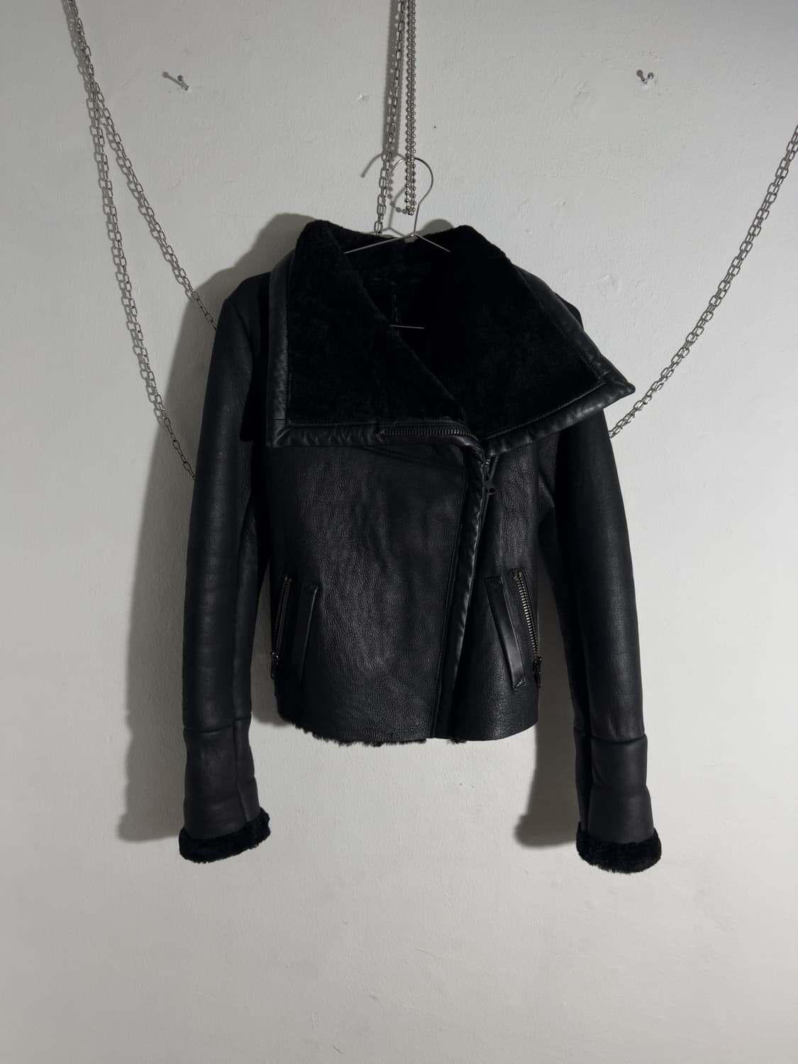 asymmetric 하이넥 드레이프 레더 무스탕 상품이미지3