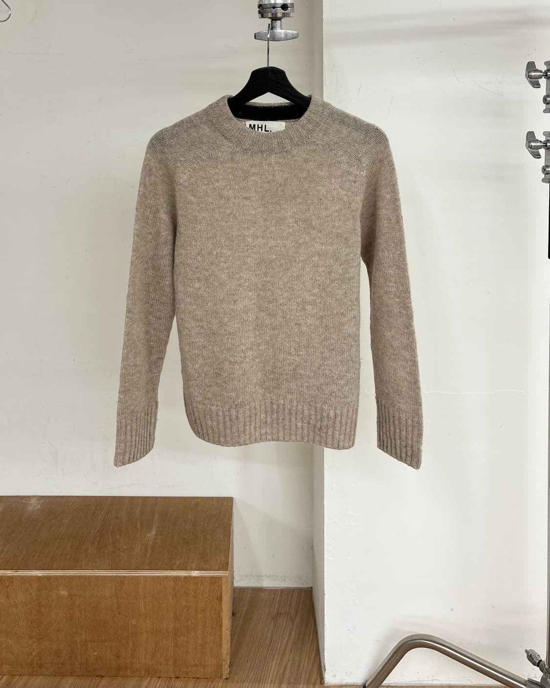 엠에이치엘 베이지 크루넥 울 니트 상품이미지1