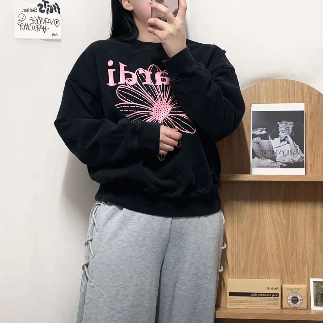 [정품] 마르디메크르디 블랙 핑크로고 맨투맨 [ 실확 ] 상품이미지1