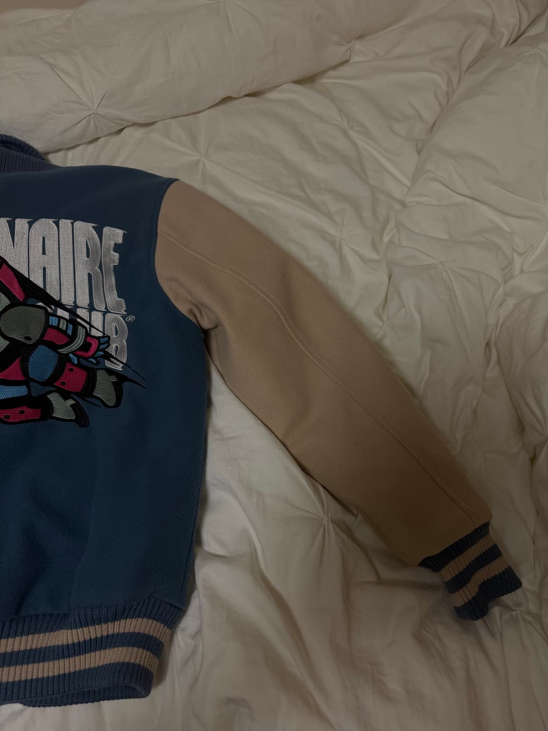 S) 빌리어네어 보이즈 클럽 바시티자켓 블루 bbc 판매합니다. 상품이미지2