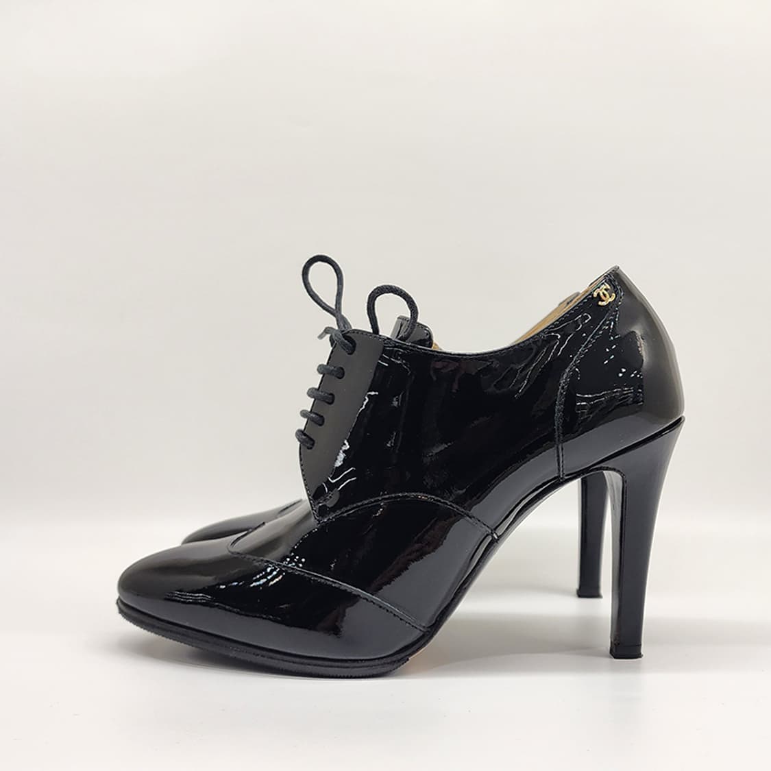 샤넬 G33057 CC 페이던트 레더 레이스업 힐 블랙 35 상품이미지2