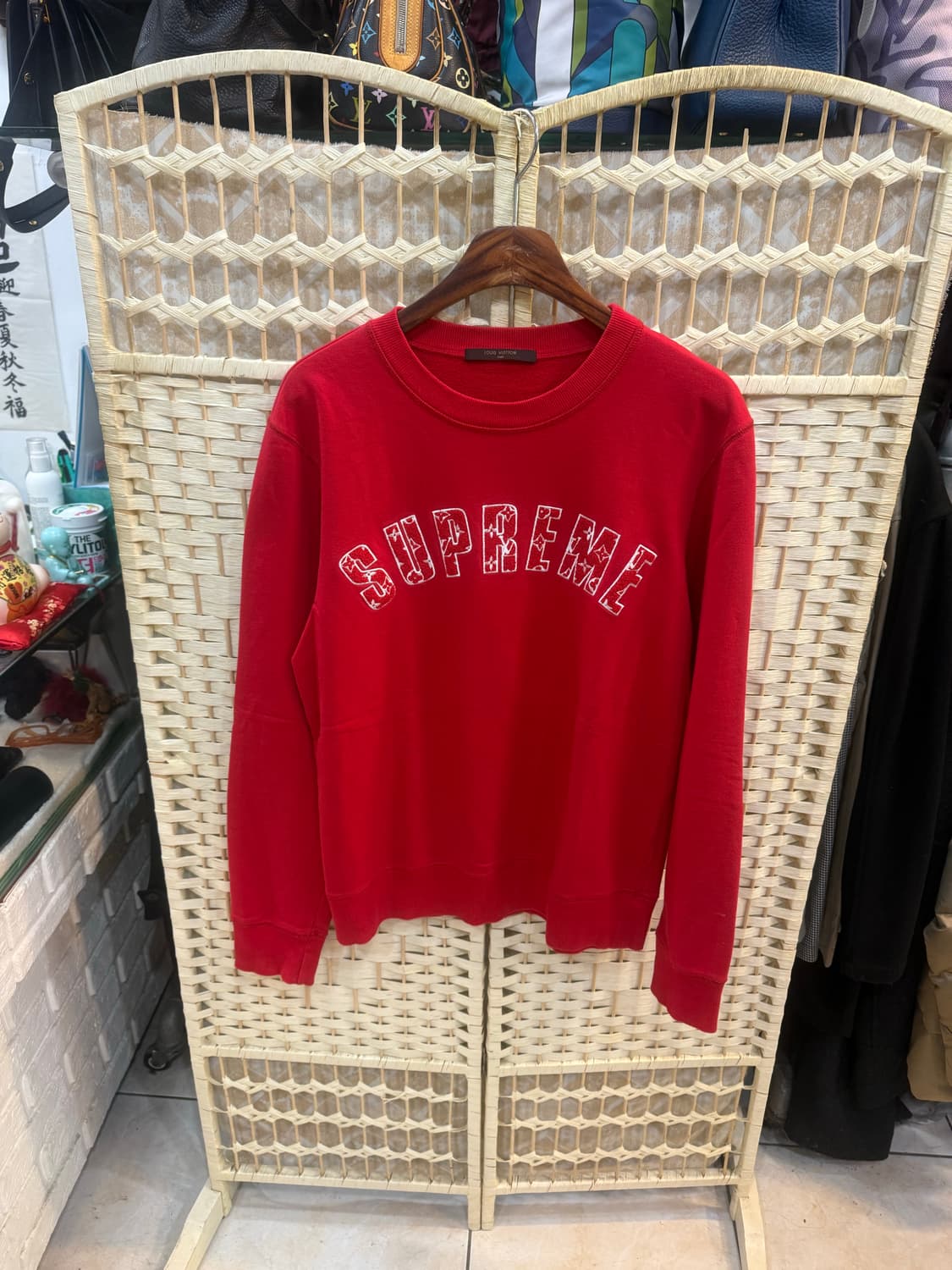 100 정품 루이비통 +슈프림 한정판 맨투맨 팝니다 상품이미지1