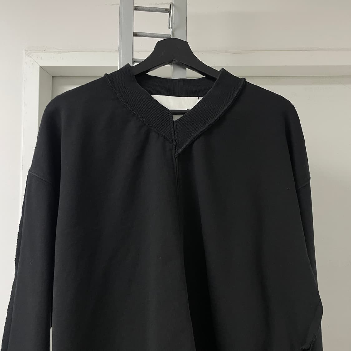 앤더슨벨 브이넥 맨투맨 S 상품이미지2