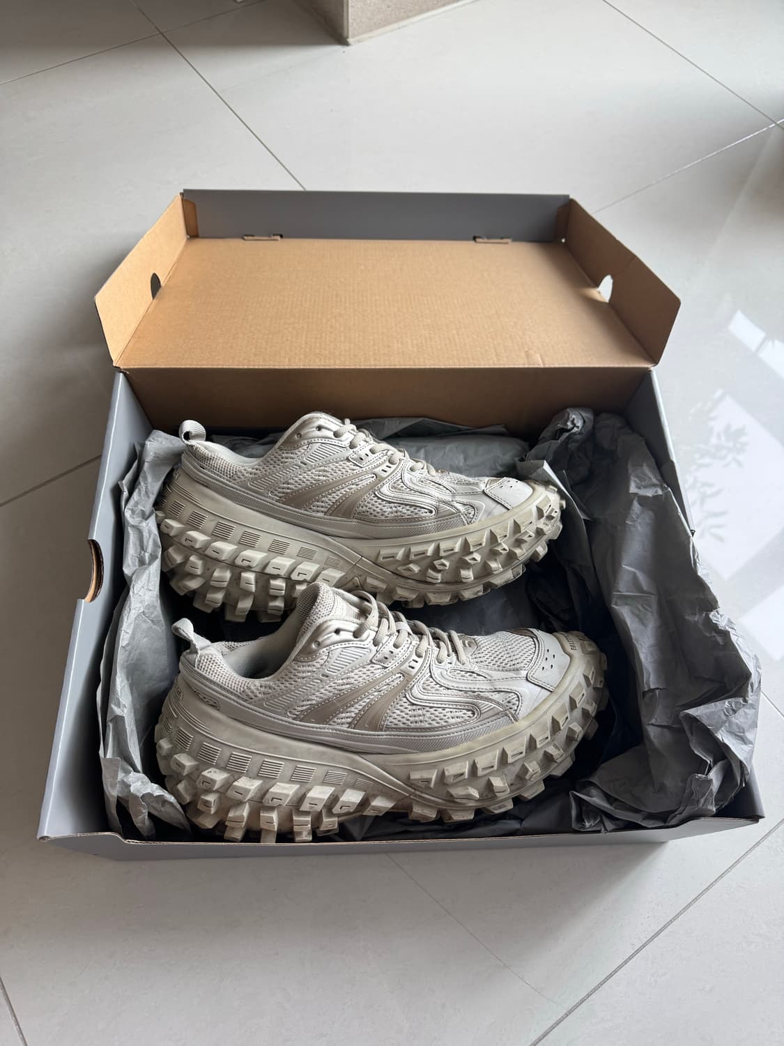 발렌시아가 디펜더 42 상품이미지2