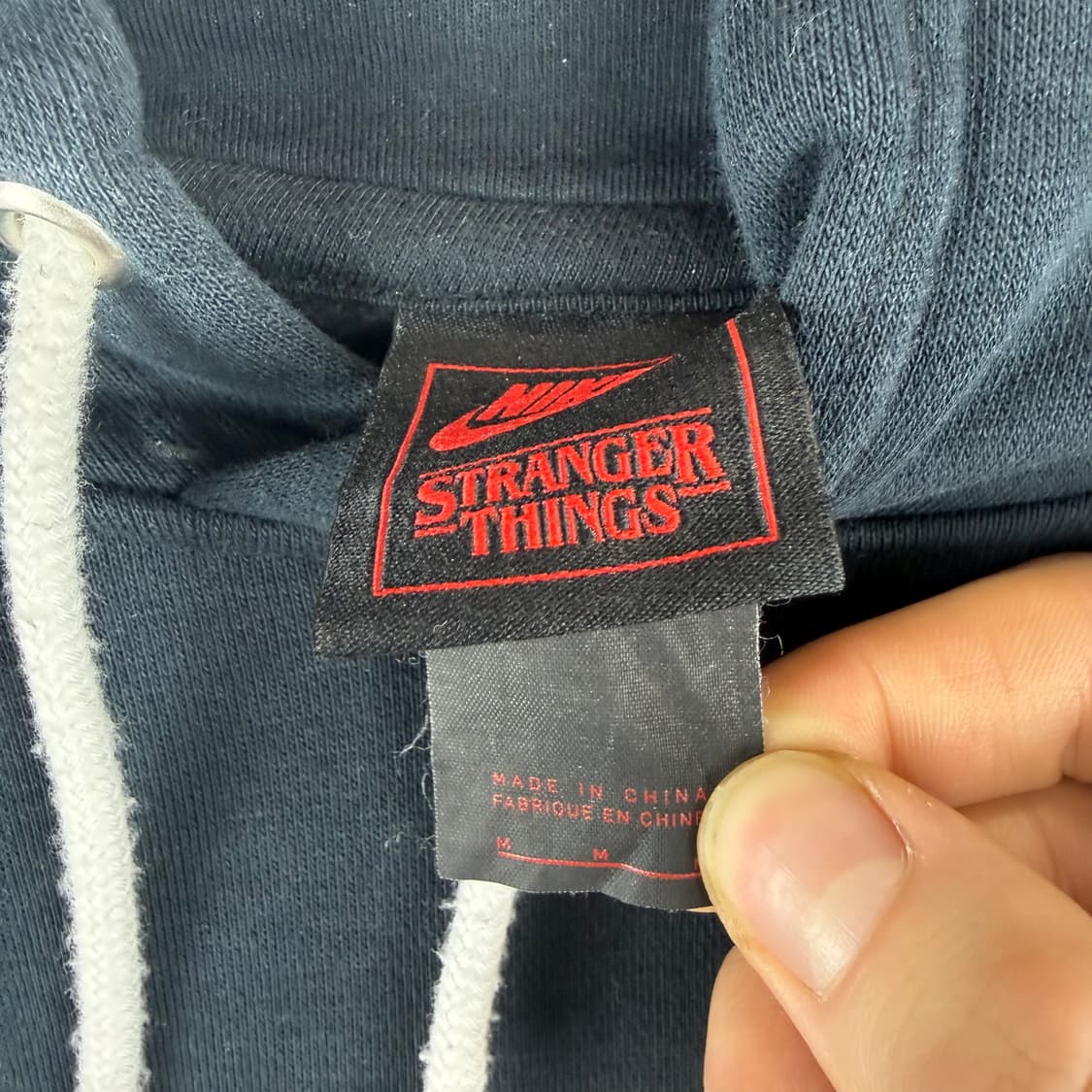 (무료배송)100) 나이키x기묘한 이야기 클럽 호킨스 후드 티 블랙 상품이미지3