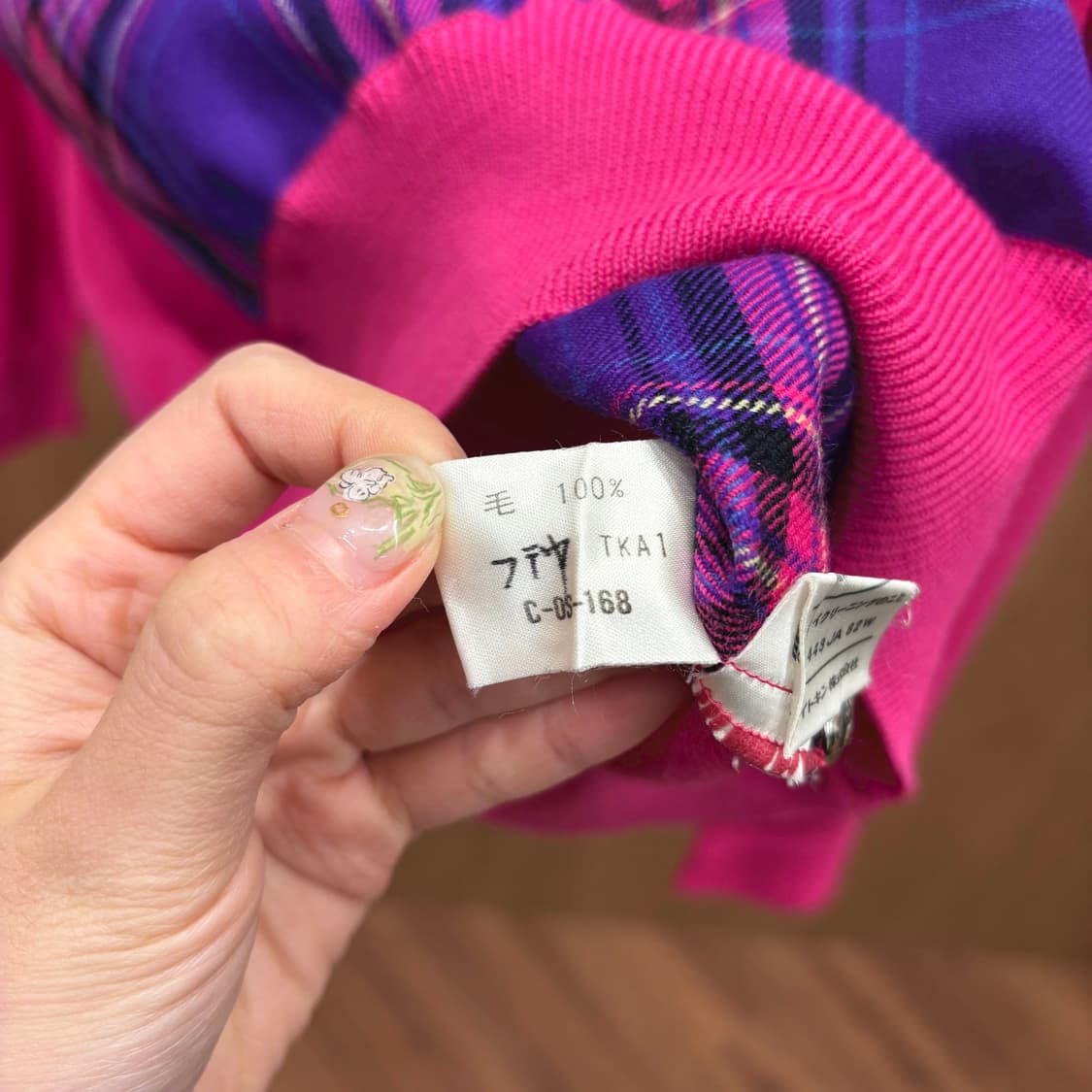 꾸레쥬 울 카라 니트 퍼플 체크 배색 로고 버튼 디테일 레귤러핏 핑크 상품이미지7