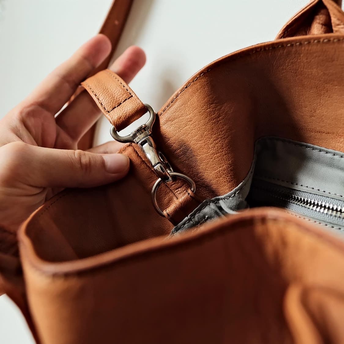 마가렛호웰 아이디어 헬멧백 카멜  상품이미지8