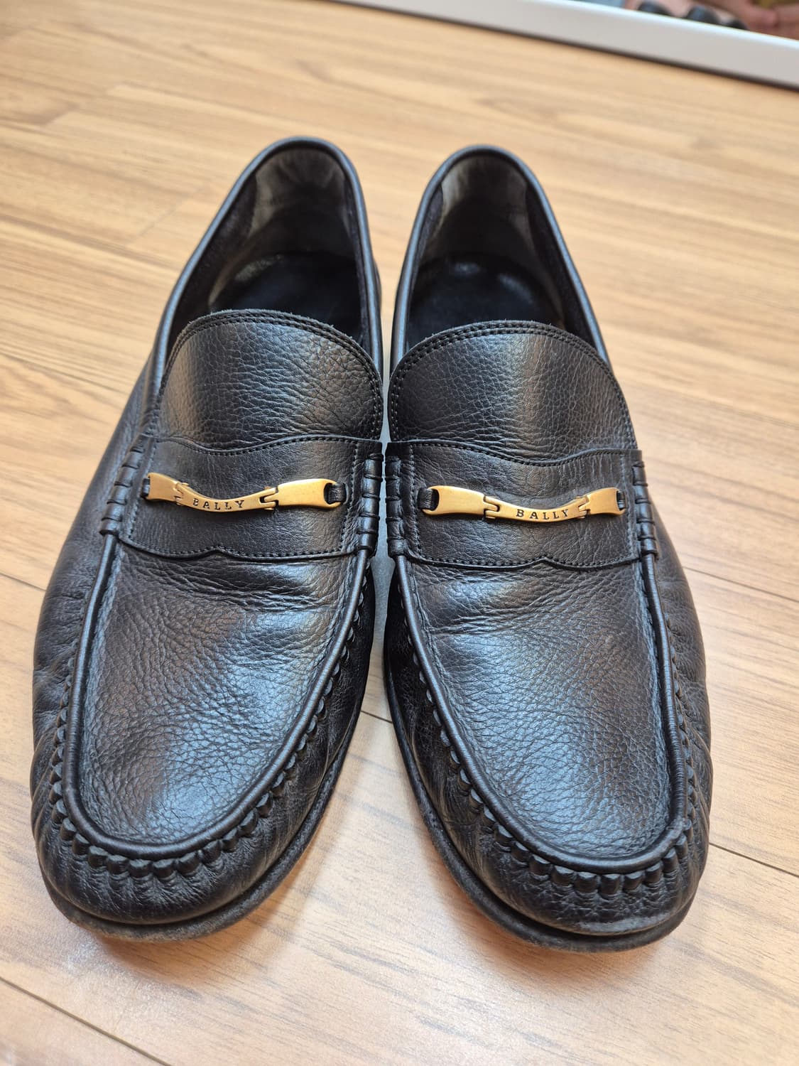 Bally 남성 로퍼 판매합니다. 블랙 색상의 가죽 로퍼라 고급스럽고,  상품이미지1