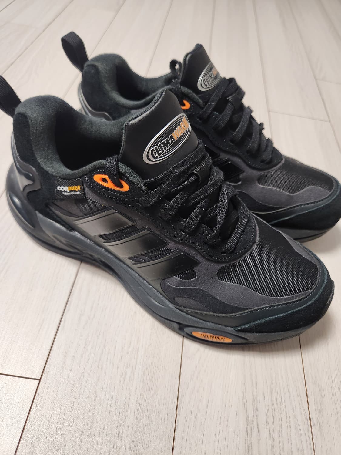 아디다스 운동화 클라이마웜 카본 코어 블랙 러닝화 사이즈245

스웨이드 상품이미지5