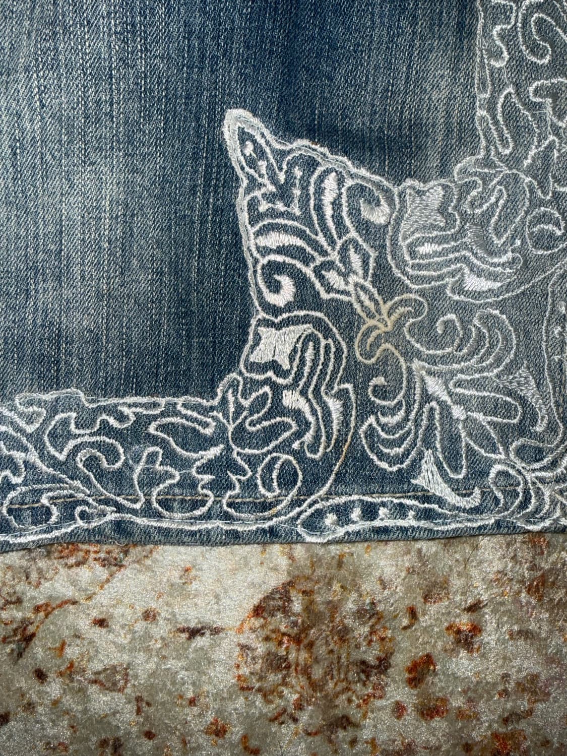 빈티지 로우라이즈 자수 데님 랩스커트 상품이미지4