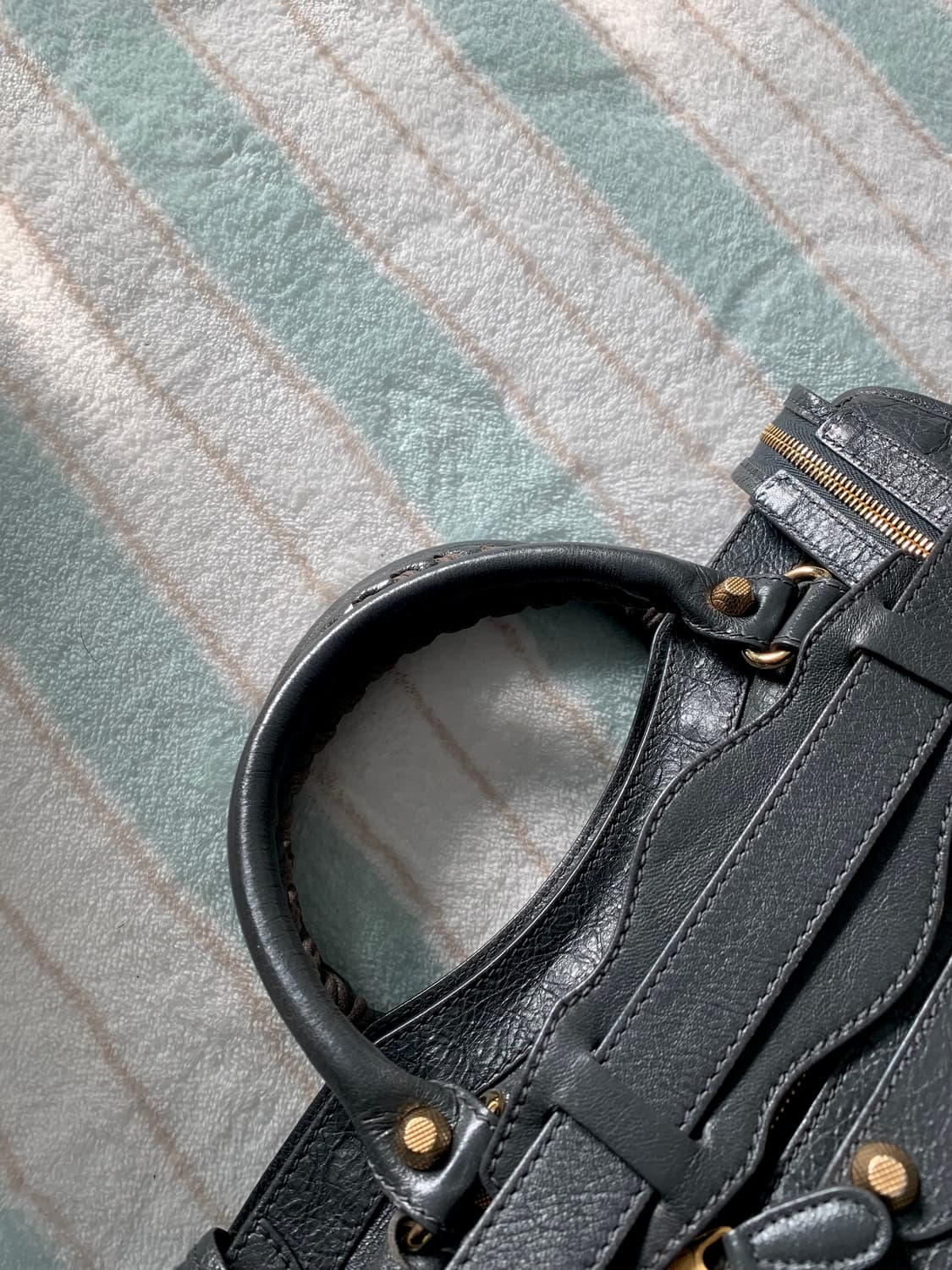 발렌시아가 르시티 모터백 미디움 다크그레이 상품이미지7