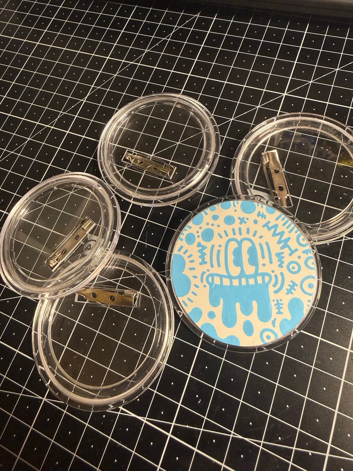 Bingo sky blue eye’s 뱃지 팝니다. 상품이미지7