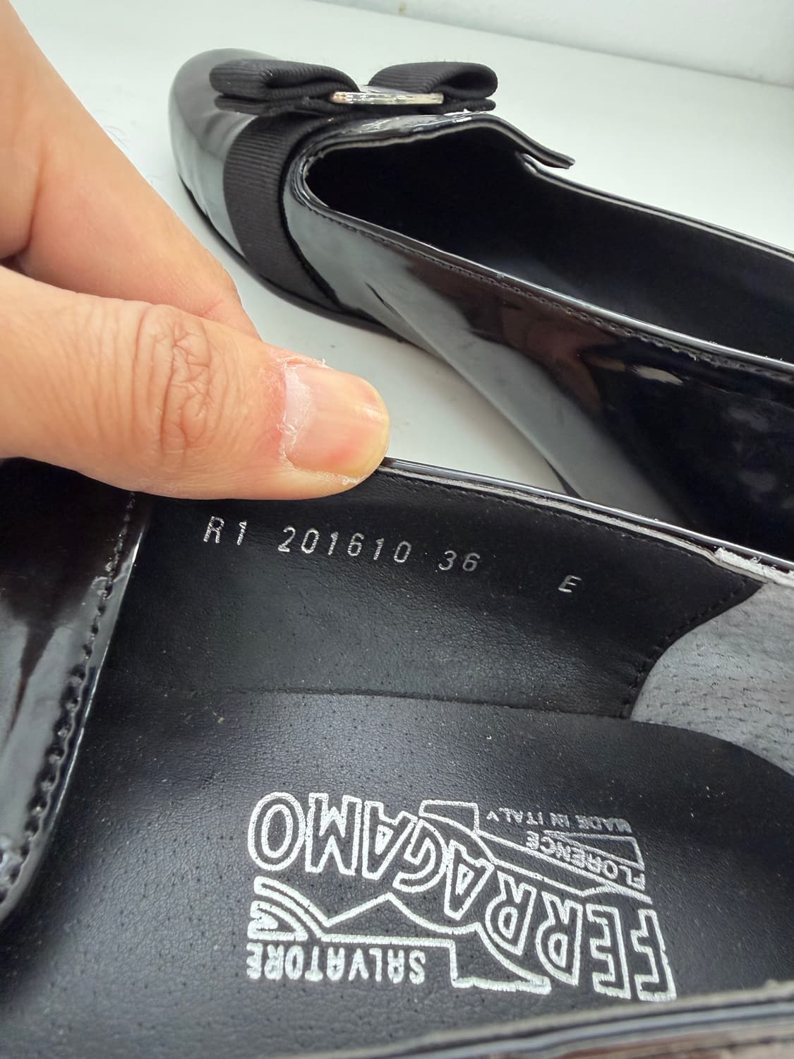 정품) 페라가모 블랙 페이턴트 로퍼 여성 구두 36 상품이미지8