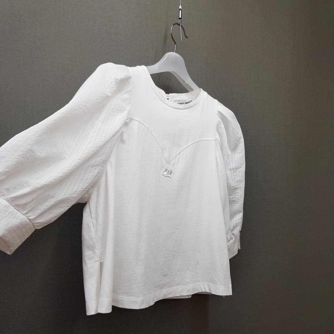 럭키슈에뜨 2023 우븐 패치 티셔츠 36사이즈 상품이미지4