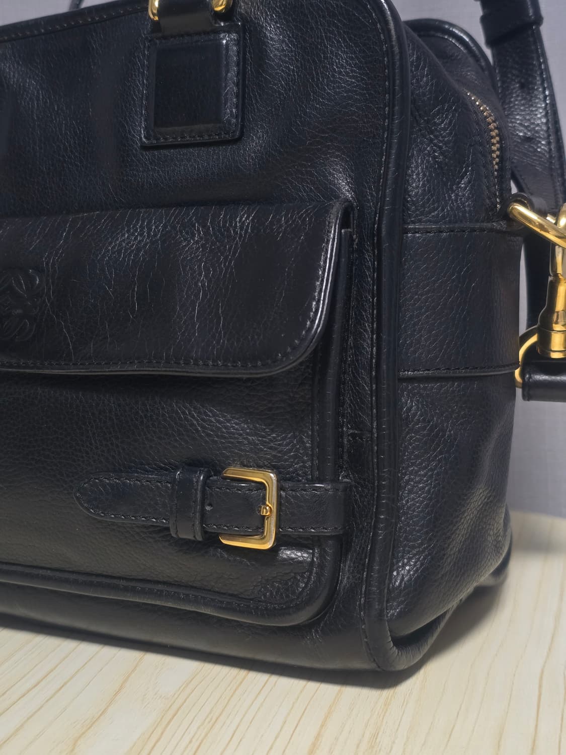 로에베 마드리드 그레인 카프스킨 크루즈백 상품이미지4