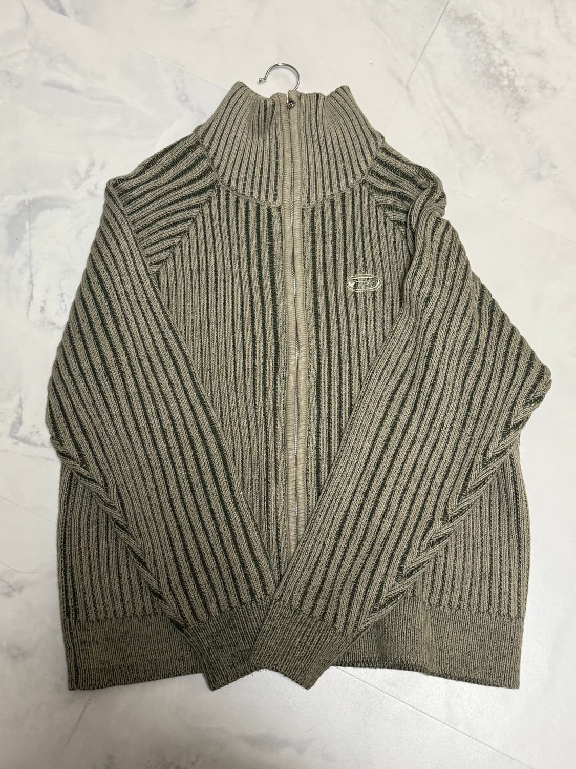 본챔스 투톤 하이넥 니트집업 카키 2사이즈 상품이미지5