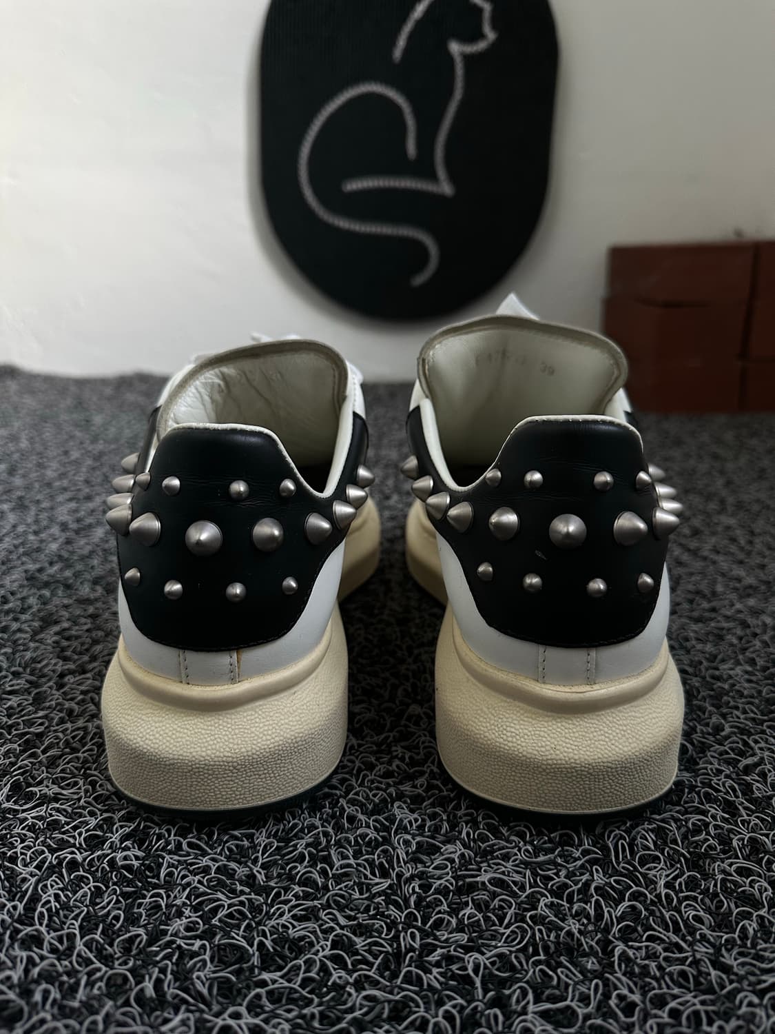 알렉산더 맥퀸 스터드 오버솔 스니커즈 39/240 상품이미지2