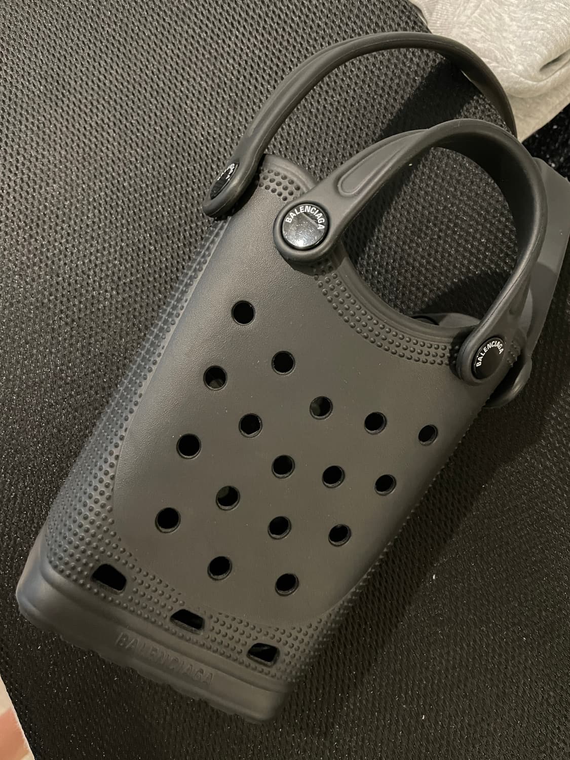 발렌시아가 크록스 폰홀더 러버백 상품이미지1