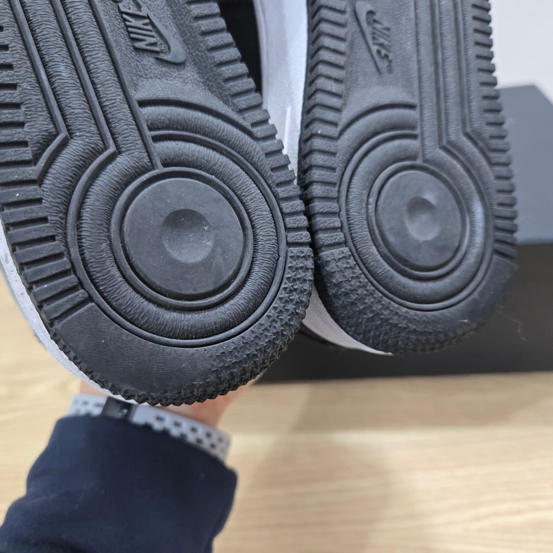 235 나이키 에어포스1 로우 검흰 스웨이드 상품이미지9