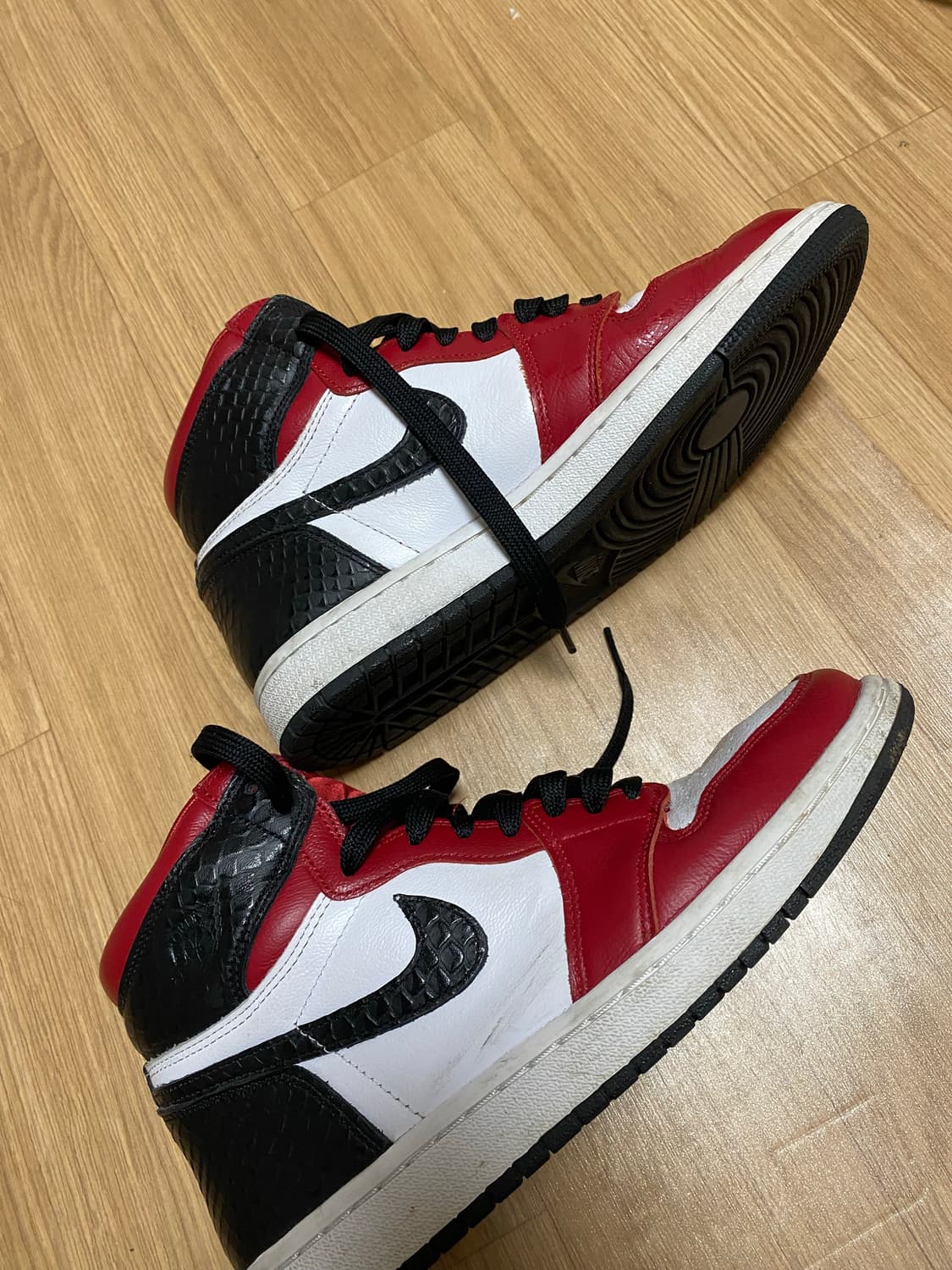 조던 1레트로 하이 사틴 레드 상품이미지3