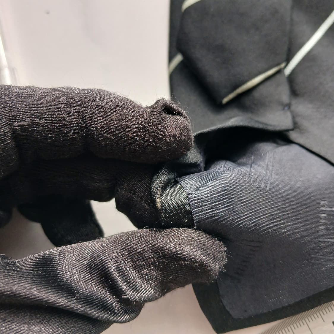 던힐 실크 블랙 스트라이프 슬림 넥타이 7.6cm B등급 A18790
 상품이미지8