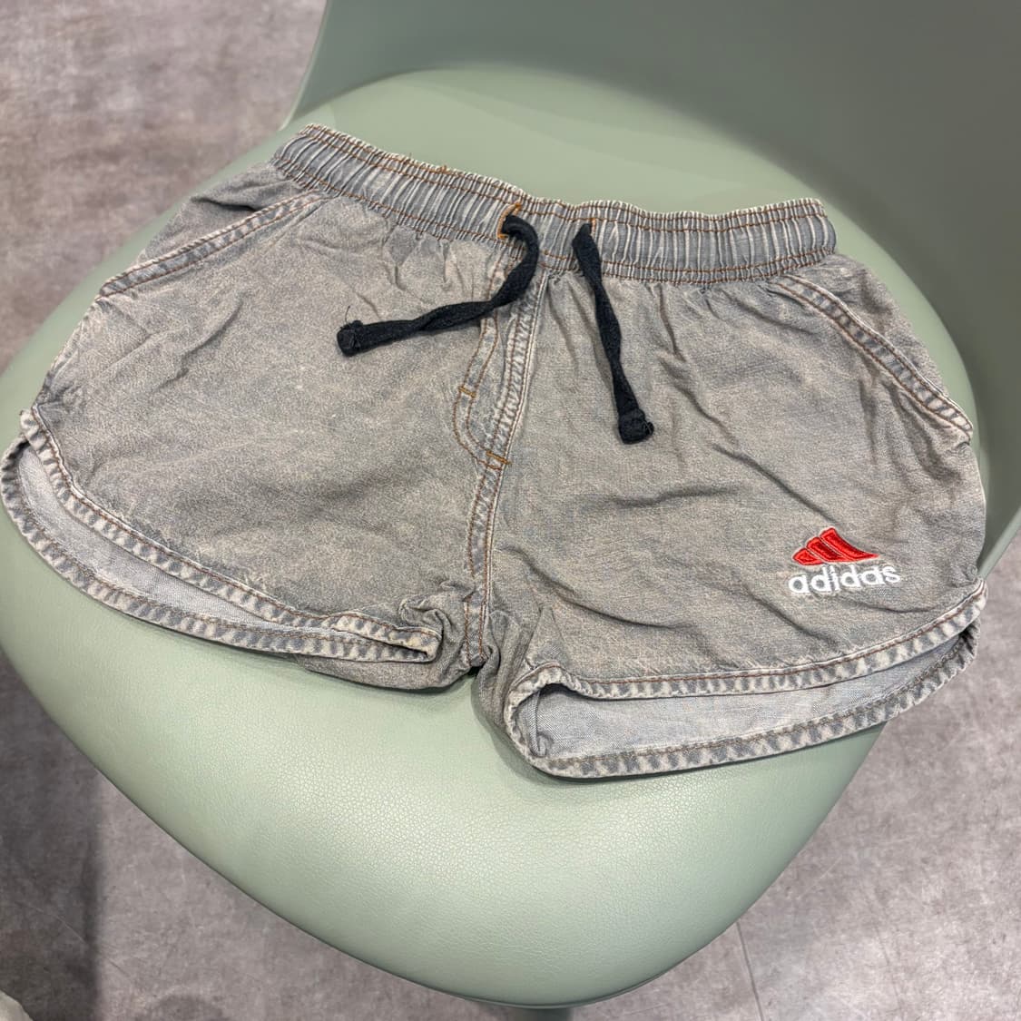 유일매물)빈티지 아디다스 그레이 데님 돌핀팬츠 숏팬츠 상품이미지1