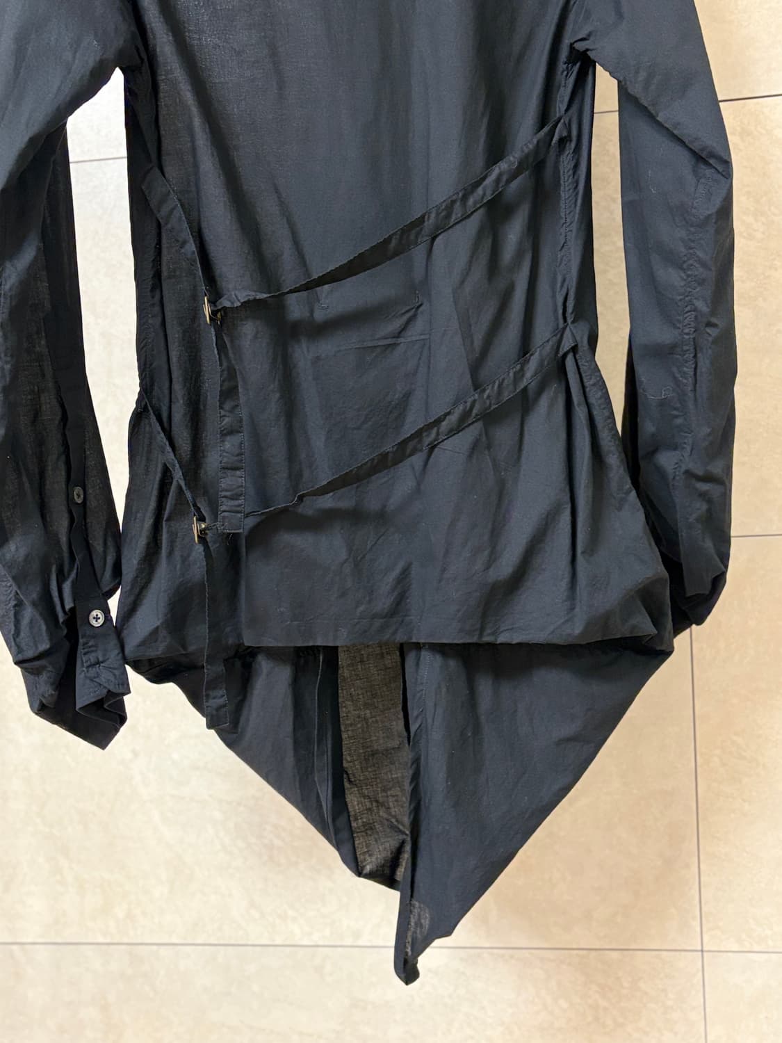 앤드뮐미스터 07ss 비대칭 백 스트랩 셔츠 상품이미지4