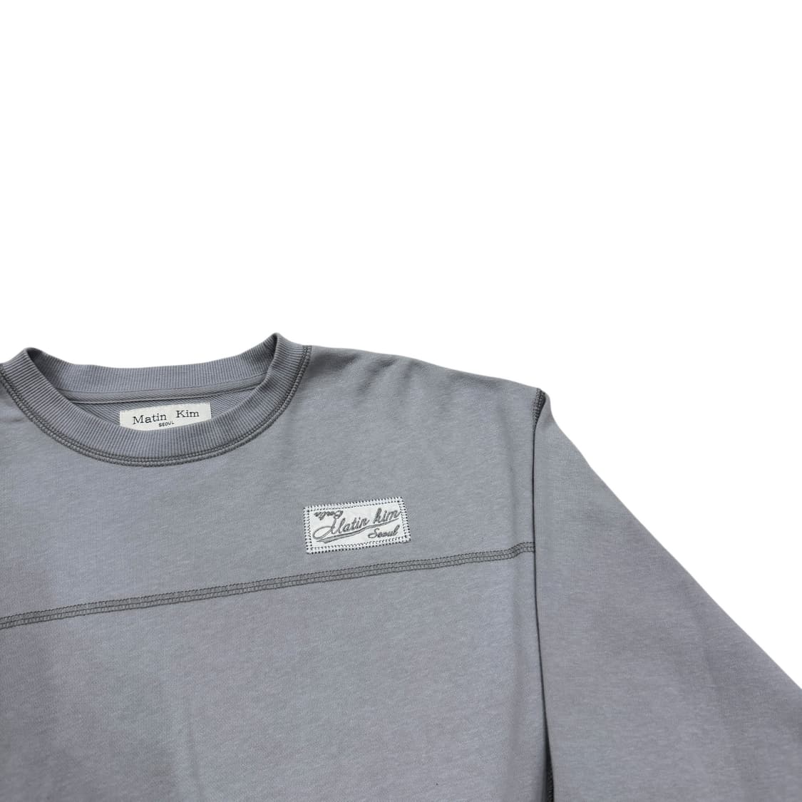 마뗑킴 스티치 포인트 라벨 크롭 스웨트셔츠 라이트 그레이 상품이미지2