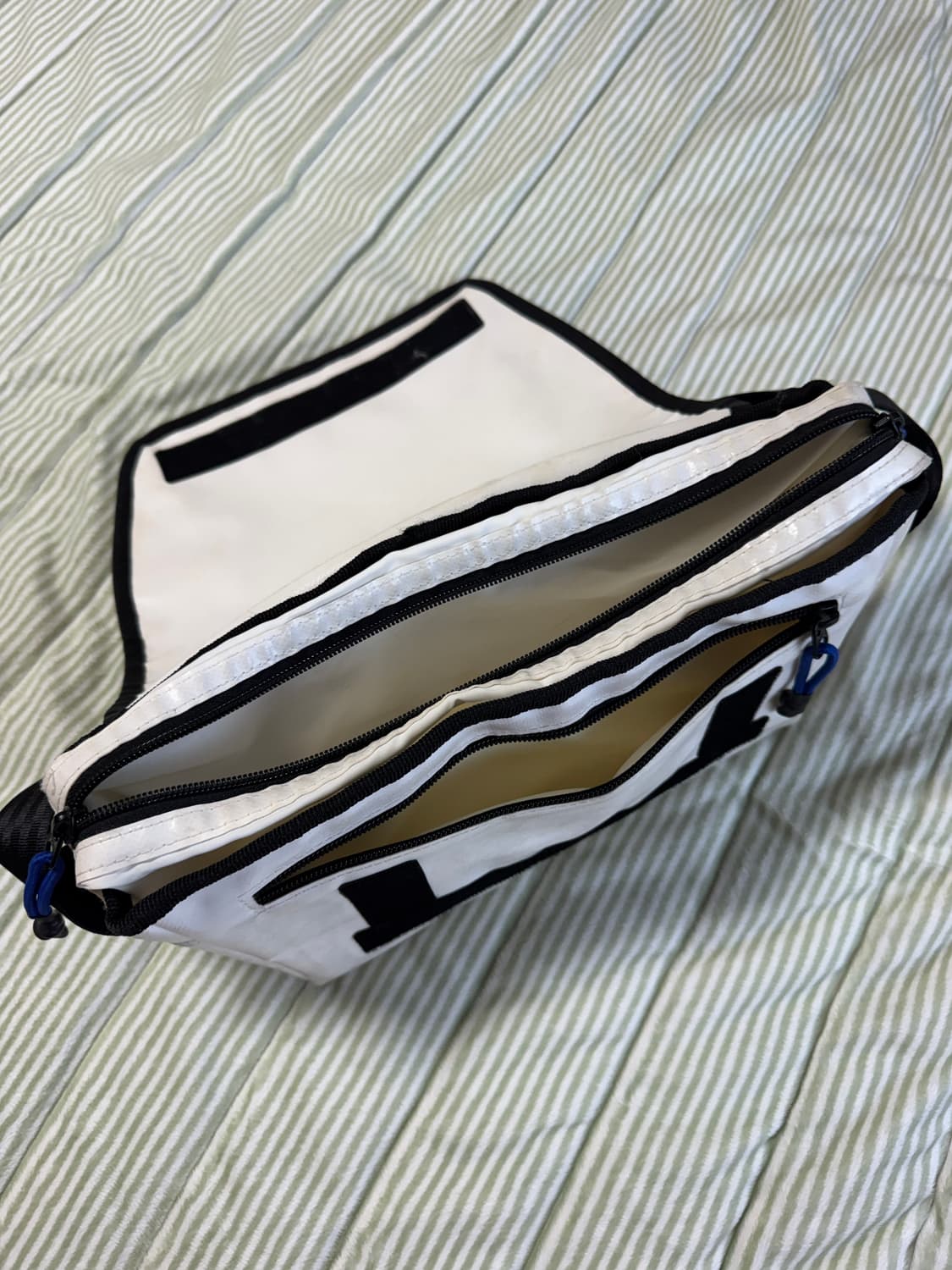 아더에러 트레이스 애드모어 크로스바디백 화이트 상품이미지2