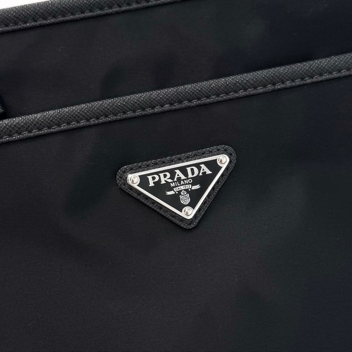 프라다 삼각로고 나일론 메신저백 크로스백 블랙 (2VH797) 상품이미지5