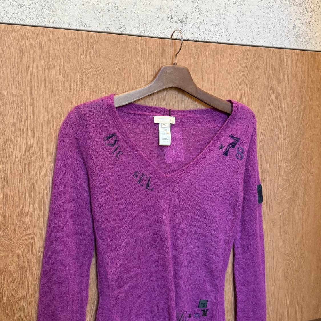 디젤 모헤어 브이넥 니트 로고 레터링 자수 디테일 슬림핏 퍼플 상품이미지7