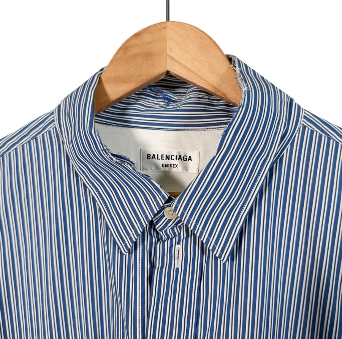 [36] 발렌시아가 21fw 스트라이프 컷아웃 디스트로이드 셔츠 블루 상품이미지4