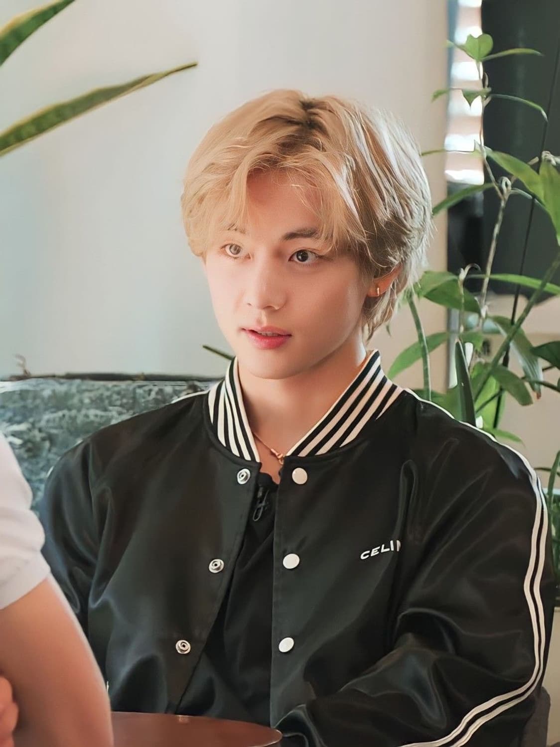 [BTS 뷔님 착용] 셀린느 23fw 임브로이더리 새틴 테디 자켓 상품이미지1