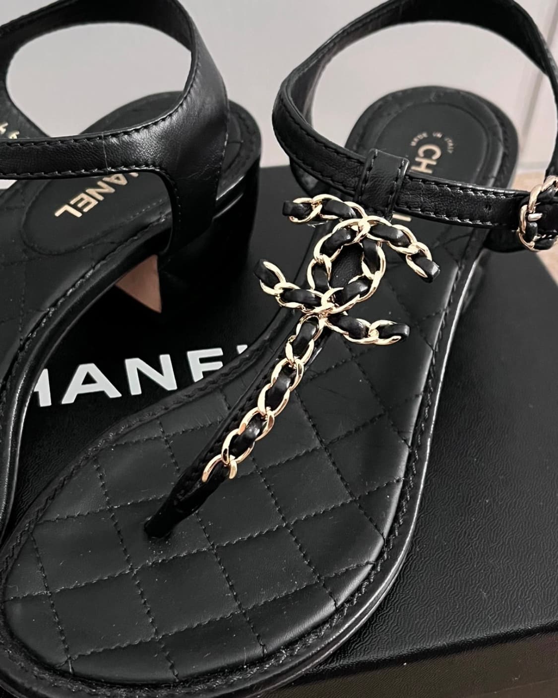 샤넬 클래식 CC로고 체인 스트랩 샌들 은장 상품이미지3