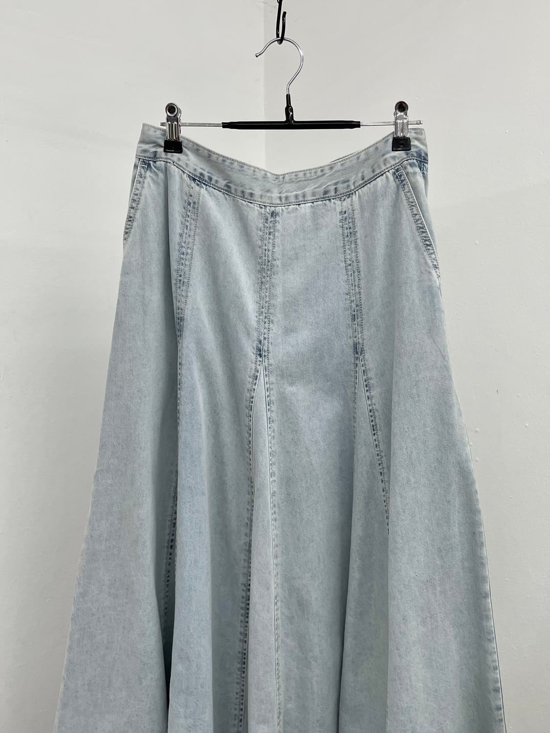 써스데이아일랜드 연청 디테일 롱 스커트 상품이미지5