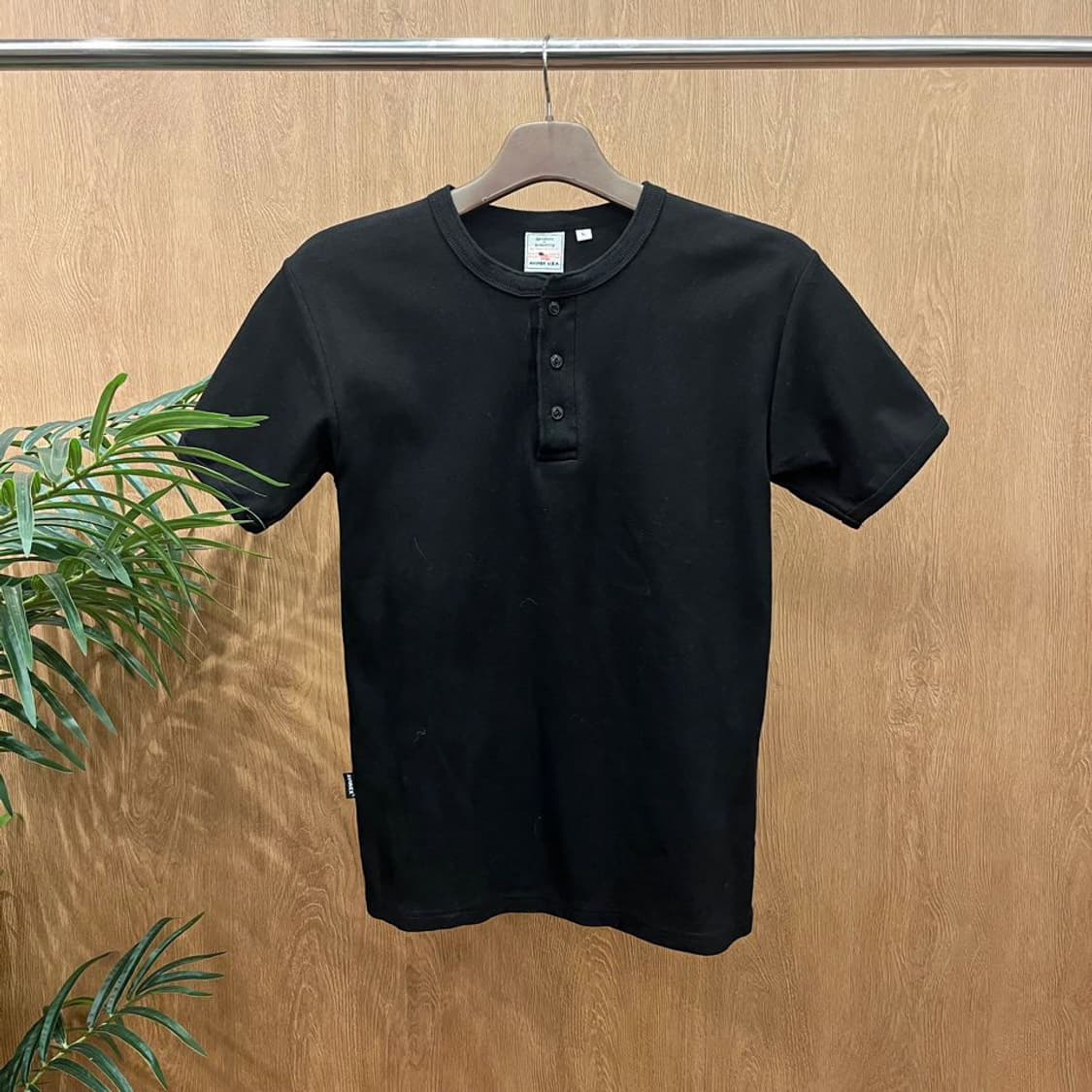 아비렉스 반팔 골지 티셔츠 헨리넥 백 로고 프린팅 무지 디테일 블랙 상품이미지1