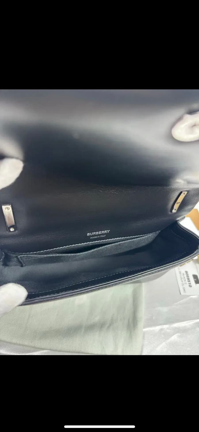 (새상품)버버리 퀼팅 램스킨 스몰 롤라 백 블랙 8059510 상품이미지9