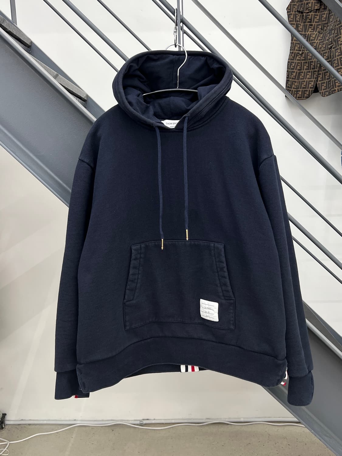 톰브라운 네이비 백삼선 후드티셔츠 상품이미지1