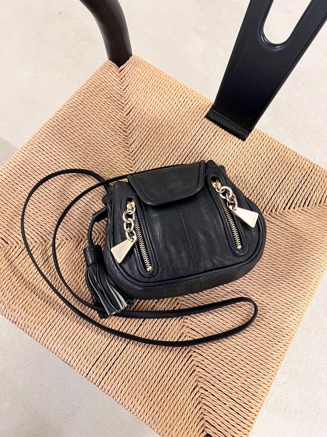 씨바이끌로에 블랙 레더 크로스백 상품이미지1