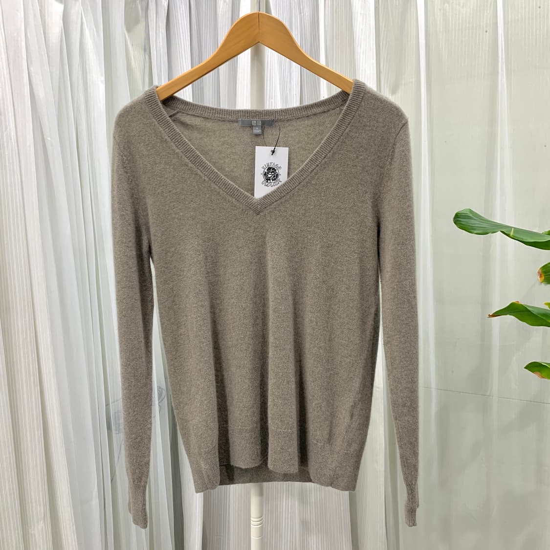 일본 유니클로 캐시미어 100 브이넥 니트 1768 상품이미지1